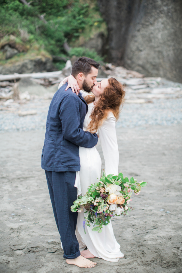 Boho Beach Elopement Inspiration: http://bellesandbubbles.com/boho-beach-elopement-inspiration | Photography: http://www.jennyostensonphotography.com