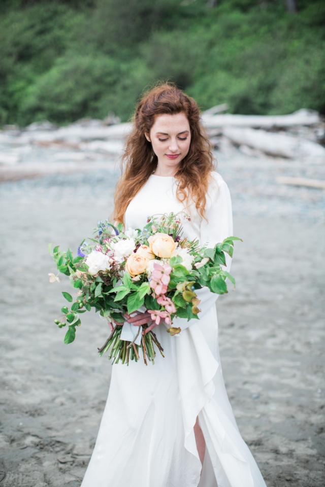 Boho Beach Elopement Inspiration: http://bellesandbubbles.com/boho-beach-elopement-inspiration | Photography: http://www.jennyostensonphotography.com