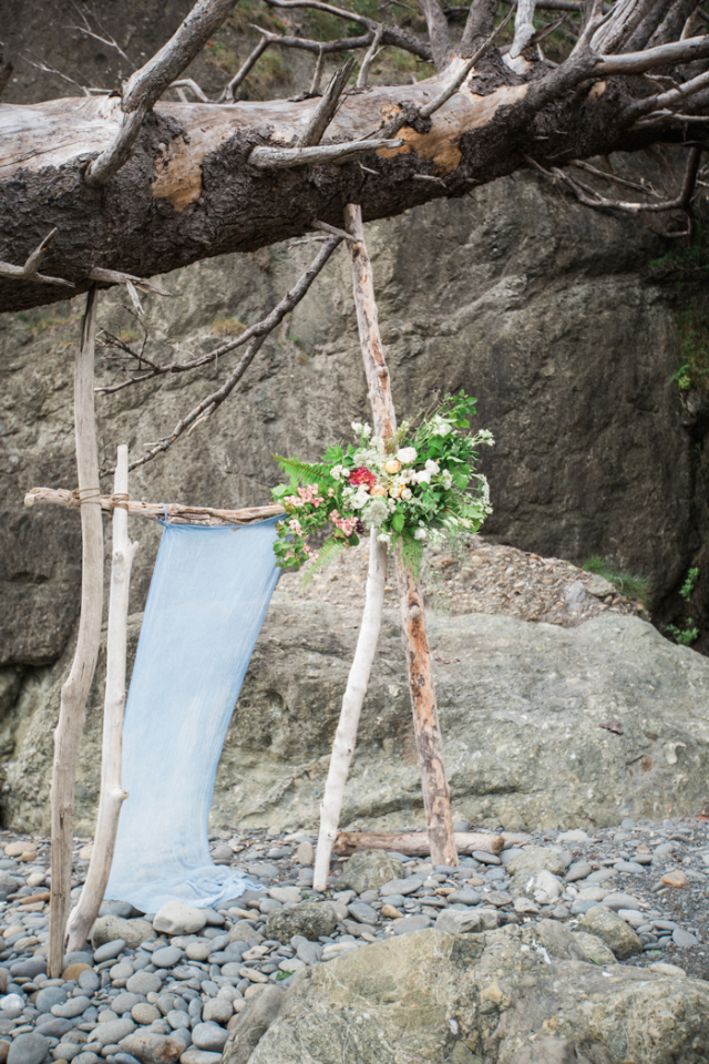 Boho Beach Elopement Inspiration: http://bellesandbubbles.com/boho-beach-elopement-inspiration | Photography: http://www.jennyostensonphotography.com