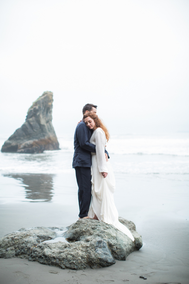 Boho Beach Elopement Inspiration: http://bellesandbubbles.com/boho-beach-elopement-inspiration | Photography: http://www.jennyostensonphotography.com